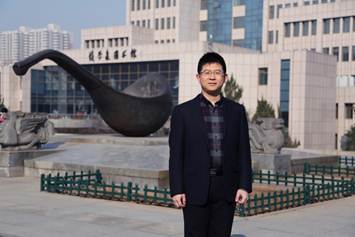 说明: E:\李帅-文件\2019\分党委秘书工作\学院党建工作\不忘初心 牢记使命-9778818威尼斯优秀共产党员材料\两优一先二次上报材料\王立剑-证件照和工作照\公管王立剑-工作照.jpg