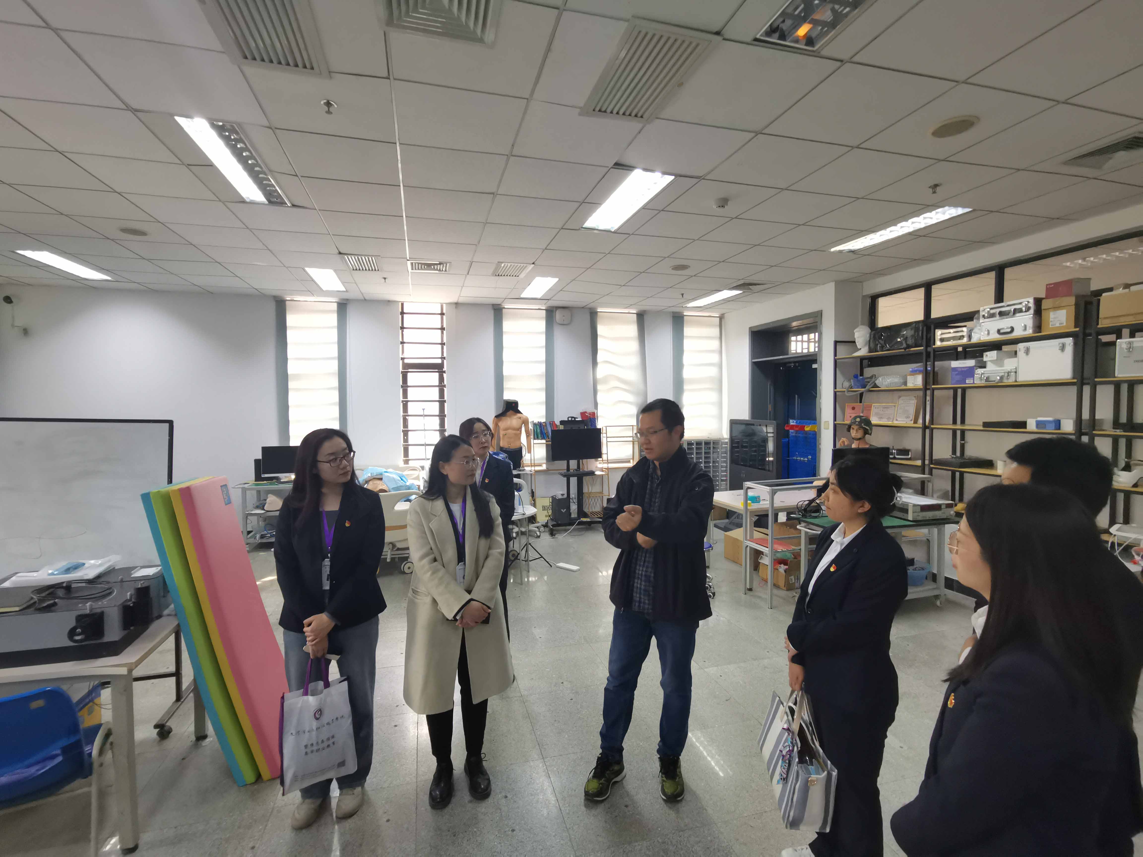 1710905521834344.jpg 支部教师参观实验室1.jpg